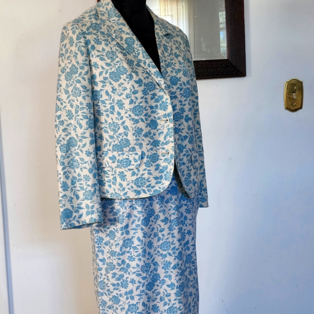 Off white and country blue 2-piece suit. Size 4.